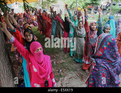 Lahore, Pakistan. 8e août, 2014. Les femmes activistes pakistanais du Pakistan Tehreek Awami (PAT) crier des slogans à l'extérieur de la chambre de clerc Tahir-ul-Qadri, avant une manifestation à Lahore. Tahir-ul-Qadri, a lancé la campagne contre Nawaz Sharif et a laissé entendre à rejoindre Khan en mars. La menace d'une manifestation nationale par le Tehrik-e-Insaf dirigé par cricketer-devenu politicien Imran Khan a mis la pression sur le gouvernement du Premier Ministre pakistanais Nawaz Sharif. Credit : Rana Sajid Hussain/Pacific Press/Alamy Live News Banque D'Images