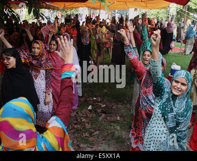 Lahore, Pakistan. 8e août, 2014. Les femmes activistes pakistanais du Pakistan Tehreek Awami (PAT) crier des slogans à l'extérieur de la chambre de clerc Tahir-ul-Qadri, avant une manifestation à Lahore. Tahir-ul-Qadri, a lancé la campagne contre Nawaz Sharif et a laissé entendre à rejoindre Khan en mars. La menace d'une manifestation nationale par le Tehrik-e-Insaf dirigé par cricketer-devenu politicien Imran Khan a mis la pression sur le gouvernement du Premier Ministre pakistanais Nawaz Sharif. Credit : Rana Sajid Hussain/Pacific Press/Alamy Live News Banque D'Images