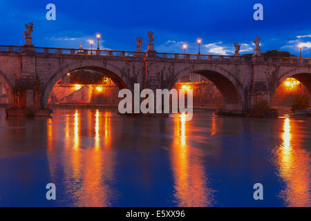 Sant Angelo Bridge, à la tombée du Tibre, Rome, Latium, Italie. Banque D'Images