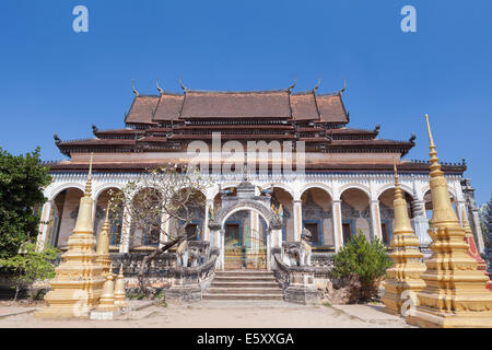 Temple de Wat Bo avec son magnifique toit multi niveaux, Siem Reap, Cambodge Banque D'Images