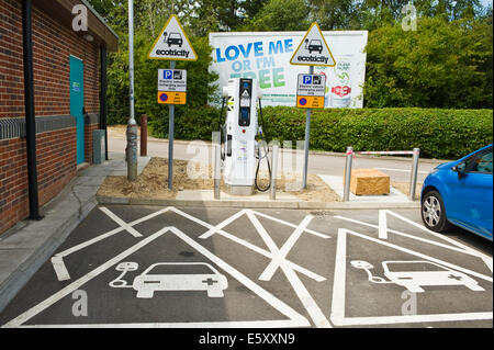 Voiture électrique point de recharge ECOTRICITY sur station d'autoroute England UK Banque D'Images