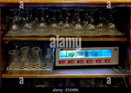 Des cigarettes à vendre dans un pub et enfermés dans un coffre-fort et discrètement caché sous la barre dans un pub england uk Banque D'Images