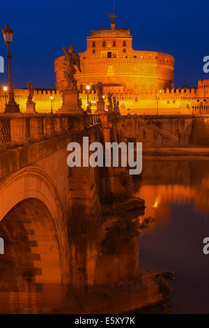 Sant Angelo Bridge, Castel Sant Angelo, Castel Sant Angelo au crépuscule, mausolée d'Hadrien, Rome, Latium, Italie. Banque D'Images
