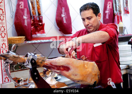 Hôtellerie / Sculpture / coupe de trancher une jambe de Jamón Serrano / Jambon Bellota jambon séché avec un couteau, Sierra de Mesón restaurant Sevilla, Séville, Espagne Banque D'Images