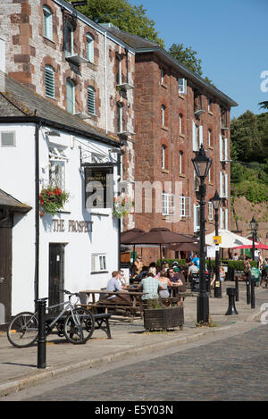 La perspective pub et les clients sur des quais d'Exeter Devon UK Banque D'Images