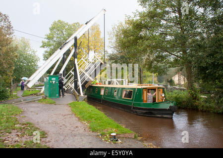 Bateau à rames sur le canal Monbucshire et Brecon, Canol Pentre, Talybont-on-Usk, Powys, pays de Galles, GB, ROYAUME-UNI Banque D'Images