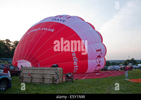 Bristol, Royaume-Uni. 8 Août, 2014. Red Letter Days hot air Balloon team préparer en début de matinée pour la lancer au cours de la Bristol International Balloon Fiesta Crédit : Keith Larby/Alamy Live News Banque D'Images