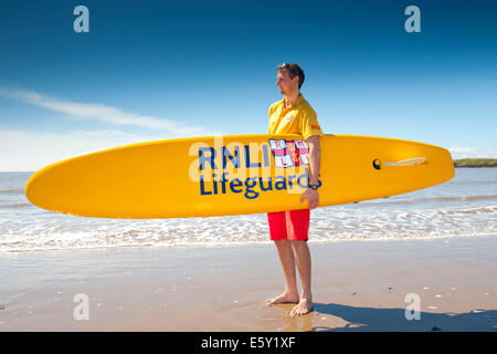 La RNLI (Royal National Lifeboat Institution) lifeguard est titulaire d'un boa de surf au cours de la formation sur Barry Island beach, dans le sud du Pays de Galles. Banque D'Images