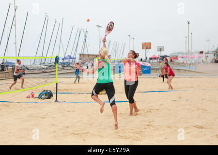 Beach volley ball court, Kings Arches, Brighton Beach, Brighton, East Sussex, ROYAUME-UNI. Pratique pour les concurrents aux Championnats d'Europe de Beach tennis, Brighton Seafront, Brighton, East Sussex, Royaume-Uni. Cette image montre des équipes de Grande-Bretagne et de Hongrie. 8 août 2014 David Smith/Alamy Live News Banque D'Images