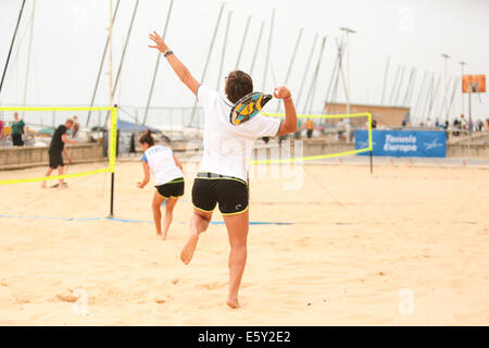 Beach volley ball court, Kings Arches, Brighton Beach, Brighton, East Sussex, ROYAUME-UNI. Pratique pour les concurrents aux Championnats d'Europe de Beach tennis, Brighton Seafront, Brighton, East Sussex, Royaume-Uni. Cette image représente un joueur italien. 8 août 2014. David Smith/Alamy Live News Banque D'Images