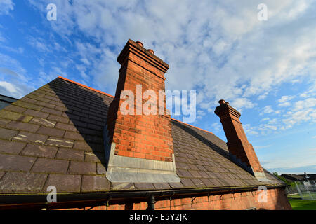 Grande maison en brique rouge et à combustible solide cheminée ciel bleu, Derry, Londonderry, en Irlande du Nord Banque D'Images