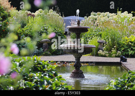 Fontaine de Loseley Park Gardens, Surrey, Angleterre Banque D'Images