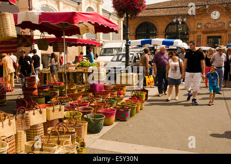 Paniers de paille colorée à vendre dans la rue du marché traditionnel du dimanche en plein air à Moissac, au sud-ouest de la France. Banque D'Images