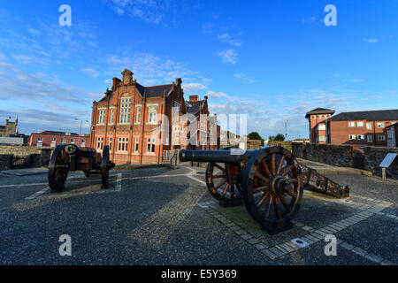 Canons sur les murs de Derry, Londonderry avec centre d'art verbal en arrière-plan. Banque D'Images