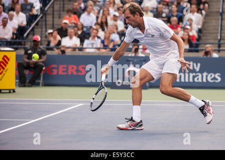 Toronto, Canada. 7 Août, 2014. Julien Benneteau de France de renvoie la balle lors de son troisième match contre Milos Raonic du Canada à la Coupe Rogers 2014 le 7 août 2014. Raonic a remporté le match 6-3, 4-6, 6-4. Credit : Mark Spowart/Alamy Live News Banque D'Images