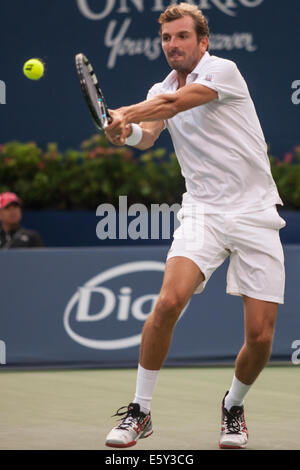 Toronto, Canada. 7 Août, 2014. Julien Benneteau de France de renvoie la balle lors de son troisième match contre Milos Raonic du Canada à la Coupe Rogers 2014 le 7 août 2014. Raonic a remporté le match 6-3, 4-6, 6-4. Credit : Mark Spowart/Alamy Live News Banque D'Images