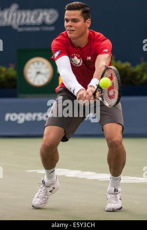 Toronto, Canada. 7 Août, 2014. Milos Raonic du Canada renvoie la balle lors de son troisième match contre Julien Benneteau de la France à la Coupe Rogers 2014 le 7 août 2014. Raonic a remporté le match 6-3, 4-6, 6-4. Credit : Mark Spowart/Alamy Live News Banque D'Images