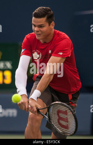 Toronto, Canada. 7 Août, 2014. Milos Raonic du Canada renvoie la balle lors de son troisième match contre Julien Benneteau de la France à la Coupe Rogers 2014 le 7 août 2014. Raonic a remporté le match 6-3, 4-6, 6-4. Credit : Mark Spowart/Alamy Live News Banque D'Images