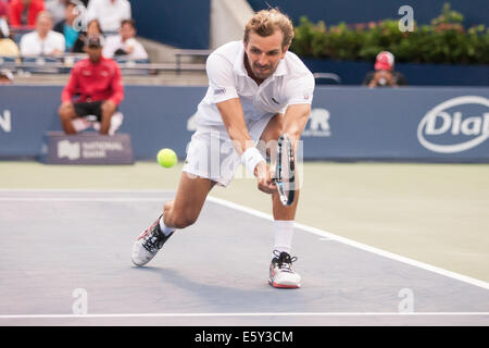 Toronto, Canada. 7 Août, 2014. Julien Benneteau de France de renvoie la balle lors de son troisième match contre Milos Raonic du Canada à la Coupe Rogers 2014 le 7 août 2014. Raonic a remporté le match 6-3, 4-6, 6-4. Credit : Mark Spowart/Alamy Live News Banque D'Images