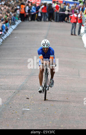 Sombir de l'Inde à l'arrivée dans le temps à vélo à l'essai des jeux du Commonwealth 2014 à Glasgow. Banque D'Images