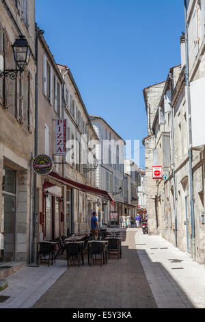 Restaurant rue étroite dans french street avant le rush de midi. Banque D'Images