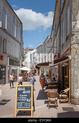 Rue piétonne avec menu tableau Formule du Midi à Saintes en France. Banque D'Images