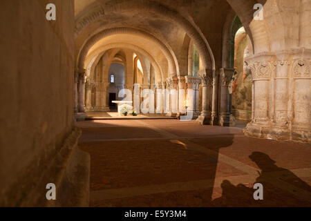 La crypte de la Basilique de Saint Eutrope à Saintes. Banque D'Images