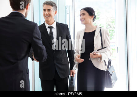 Des collègues de shaking hands Banque D'Images