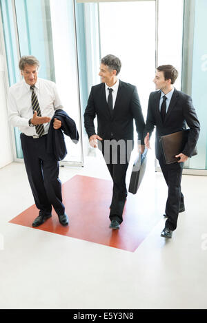 Associés d'affaires à discuter lors de la saisie d'office building together Banque D'Images