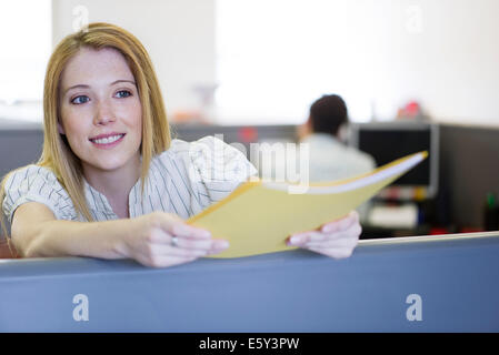 Office worker handing dossier de fichiers à l'associé du châssis Banque D'Images