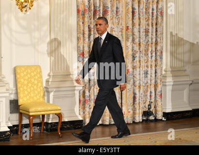 Le président des États-Unis Barack Obama marche sur le podium pour adresser à la nation à partir de la salle à manger d'état de la Maison Blanche, à Washington, DC, comme il l'annonce qu'il a autorisé les frappes militaires contre l'Etat islamique d'Irak et du Levant (ISIS), le 7 août 2014. ISIS a été l'avancement sur l'importante ville d'Erbil, Irak et un civil crise humanitaire a mis au point. Crédit : Mike Theiler / Piscine via CNP - AUCUN SERVICE DE FIL- Banque D'Images