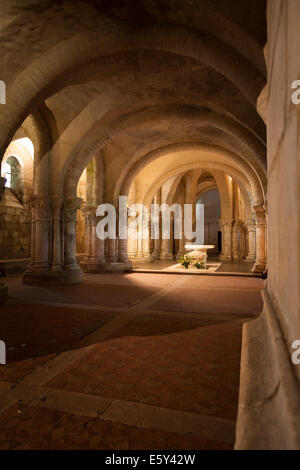 La crypte de la Basilique de Saint Eutrope à Saintes. Banque D'Images