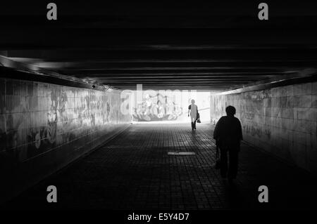 KIEV/UKRAINE - Mai 26, 2012 - Deux personnes à l'aide d'un passage souterrain sombre avec football EURO 2012 graffiti illustrant Championship Banque D'Images