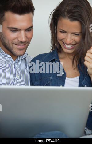 Couple using laptop computer together Banque D'Images