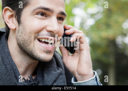 L'homme à l'extérieur faisant appel à l'aide du téléphone cellulaire Banque D'Images