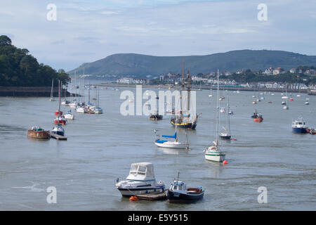 Bateaux amarrés à Conwy dans le Nord du Pays de Galles, avec les collines en arrière-plan. Banque D'Images