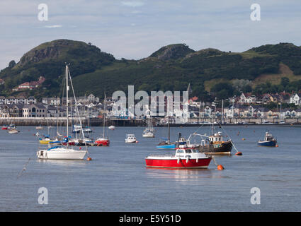 Bateaux amarrés à Conwy dans le Nord du Pays de Galles, avec les collines en arrière-plan. Banque D'Images