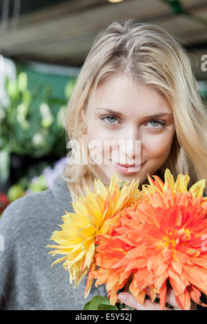 Jeune femme avec bouquet de fleurs, portrait Banque D'Images