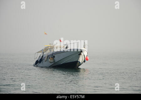 La moitié d'un Yacht, creux brouillard de mer en arrière-plan. Costa del Sol, Espagne. Banque D'Images