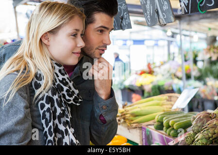 Jeune couple à l'épicerie acheter des fruits et légumes frais Banque D'Images