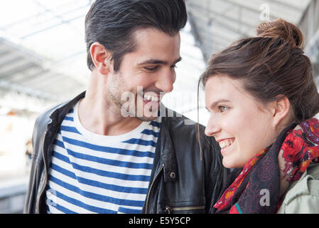 Jeune couple ensemble on train platform Banque D'Images