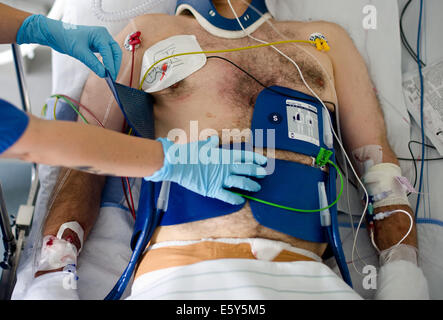 Berlin, Allemagne. Le 25 juillet, 2014. ILLUSTRATION - une infirmière surveille les signes vitaux d'un patient qui a souffert de l'arrêt cardiaque, au cours de la cryothérapie à l'hosptial de la Charité à Berlin, Allemagne, 25 juillet 2014. Les experts de l'hôpital de la Charité de Berlin s'emploient à améliorer les normes de traitement. Photo : Daniel Bockwolt/dpa/Alamy Live News Banque D'Images