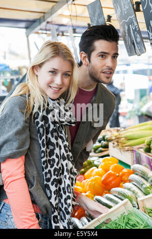 Jeune couple à l'épicerie acheter des fruits et légumes frais Banque D'Images