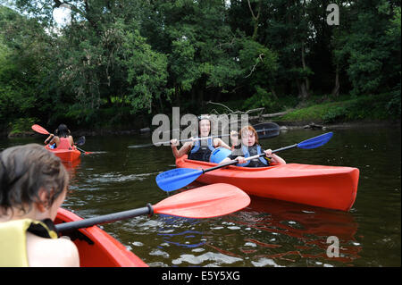 Les jeunes enfants avec leurs parents en canoë sur la rivière Wye près de Hay on Wye Banque D'Images