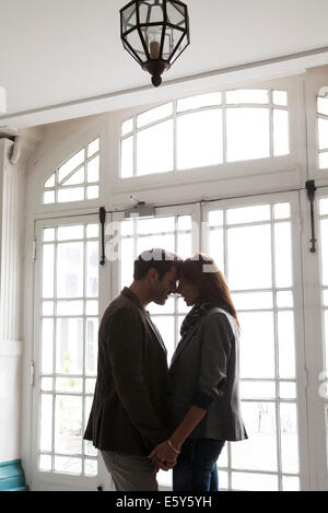 Couple moment intime ensemble, silhouette Banque D'Images