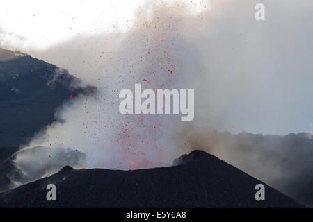 Sicile, Italie. 7 Août, 2014 éruption de l'Etna continue. crédit : Wead/Alamy Live News Banque D'Images