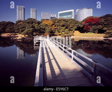 Hama-rikyu Gardens avec les immeubles de bureaux à l'arrière, Tokyo, Japon Banque D'Images