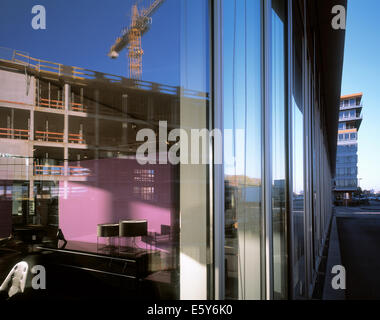 Composition urbaine de réflexions dans le verre à la façade du bureau rénové Medienhafen de Düsseldorf, Allemagne zone Banque D'Images