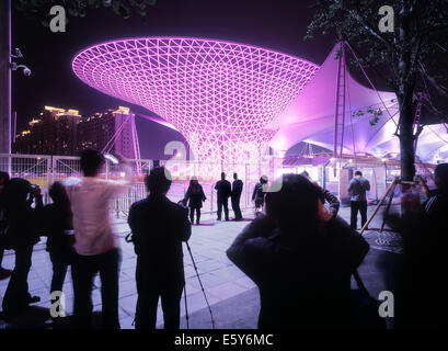 Les gens de l'autre les images de prise de vue en face de l'édifice de l'axe de l'Expo de Shanghai Banque D'Images