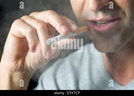 Fumer la cigarette électronique de l'homme, cropped Banque D'Images